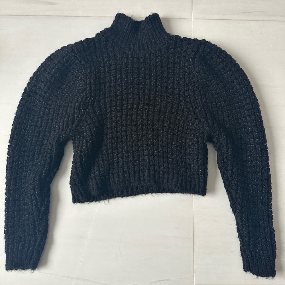 Super cute black Zara puff shoulder crop sweater. Mock turtleneck size S Small